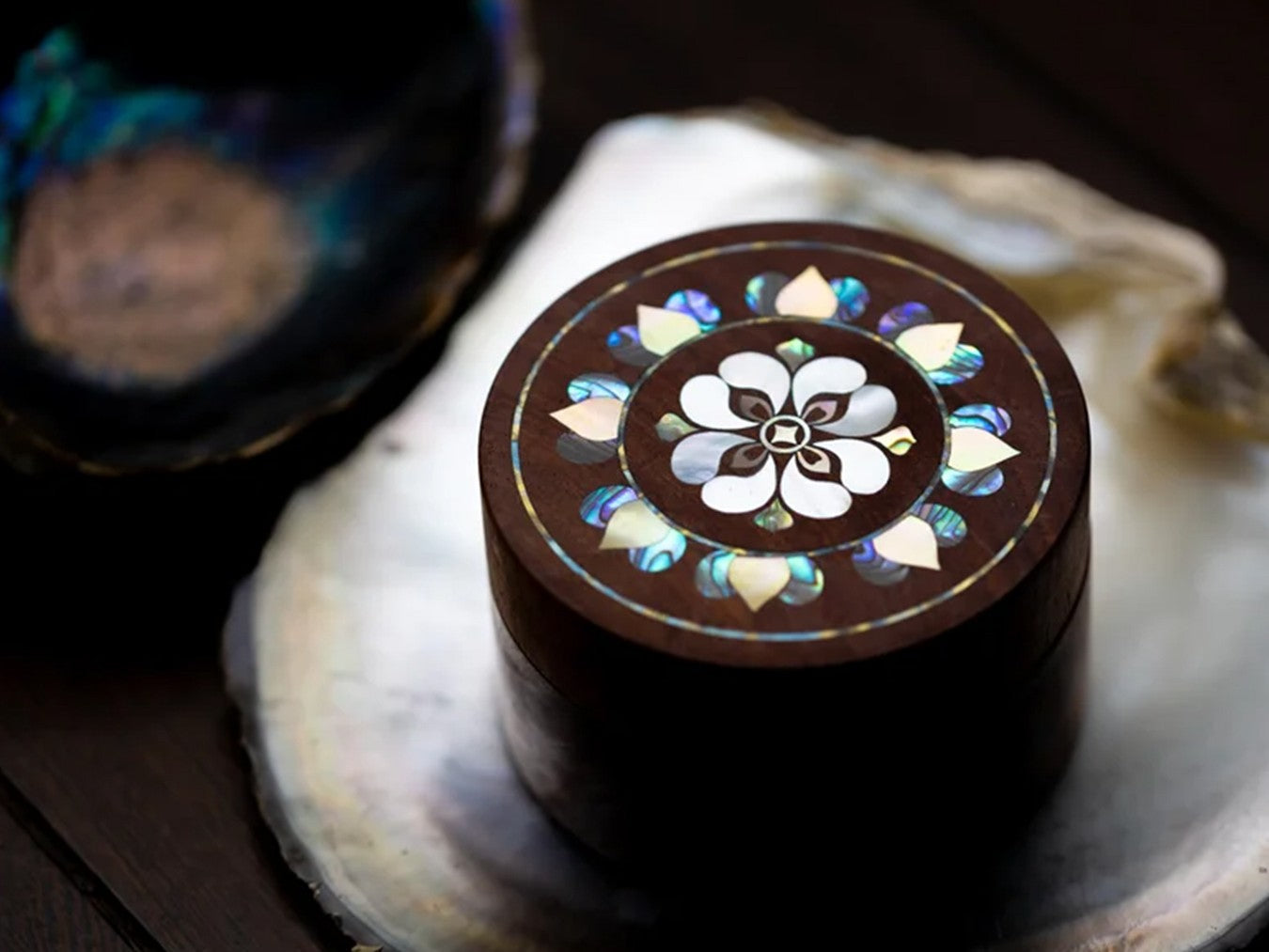 The Dazzling Chinese Lacquerware Inlaid with Mother-of-Pearl: When Sea ...
