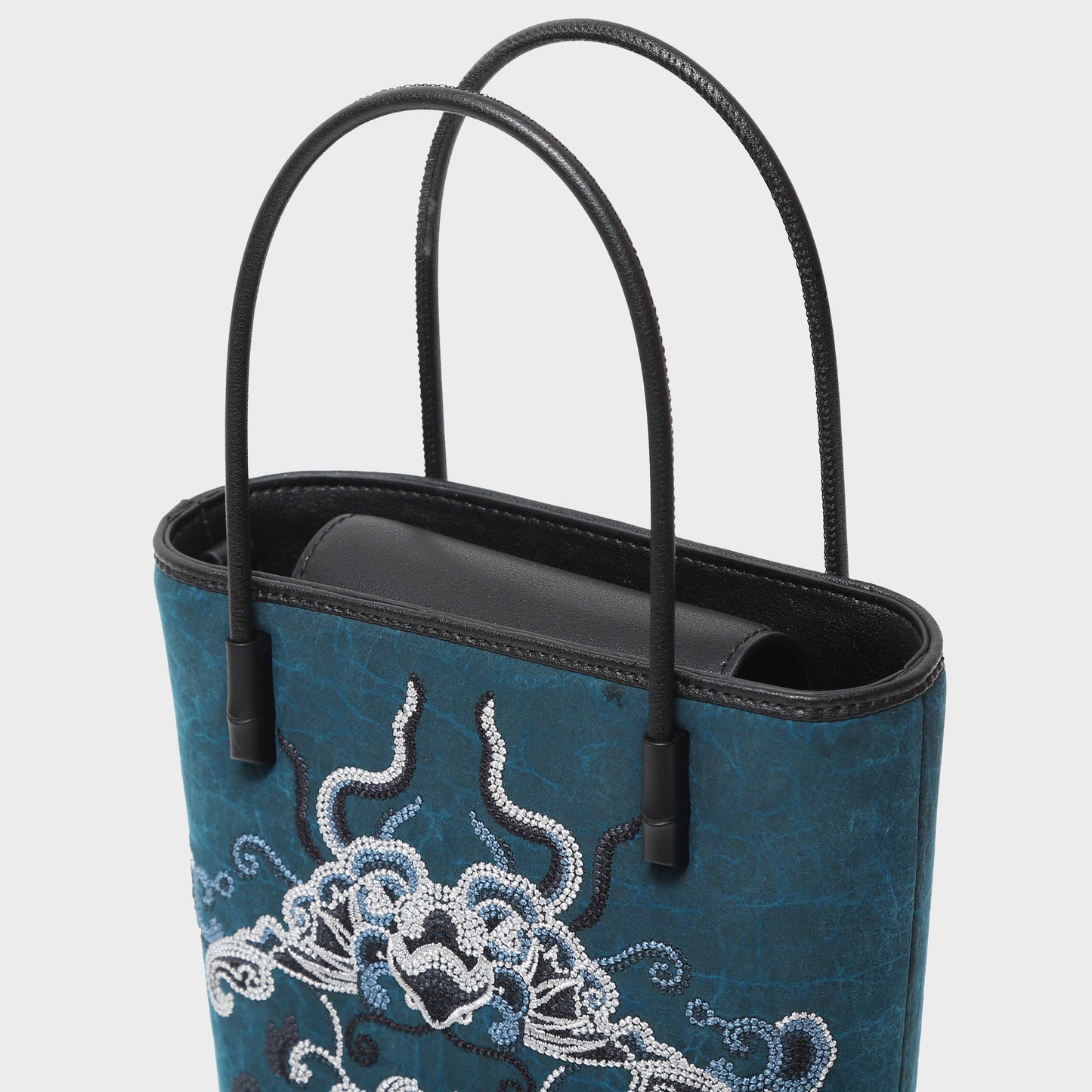 Artisanal Xiangyunsha Bucket Bag